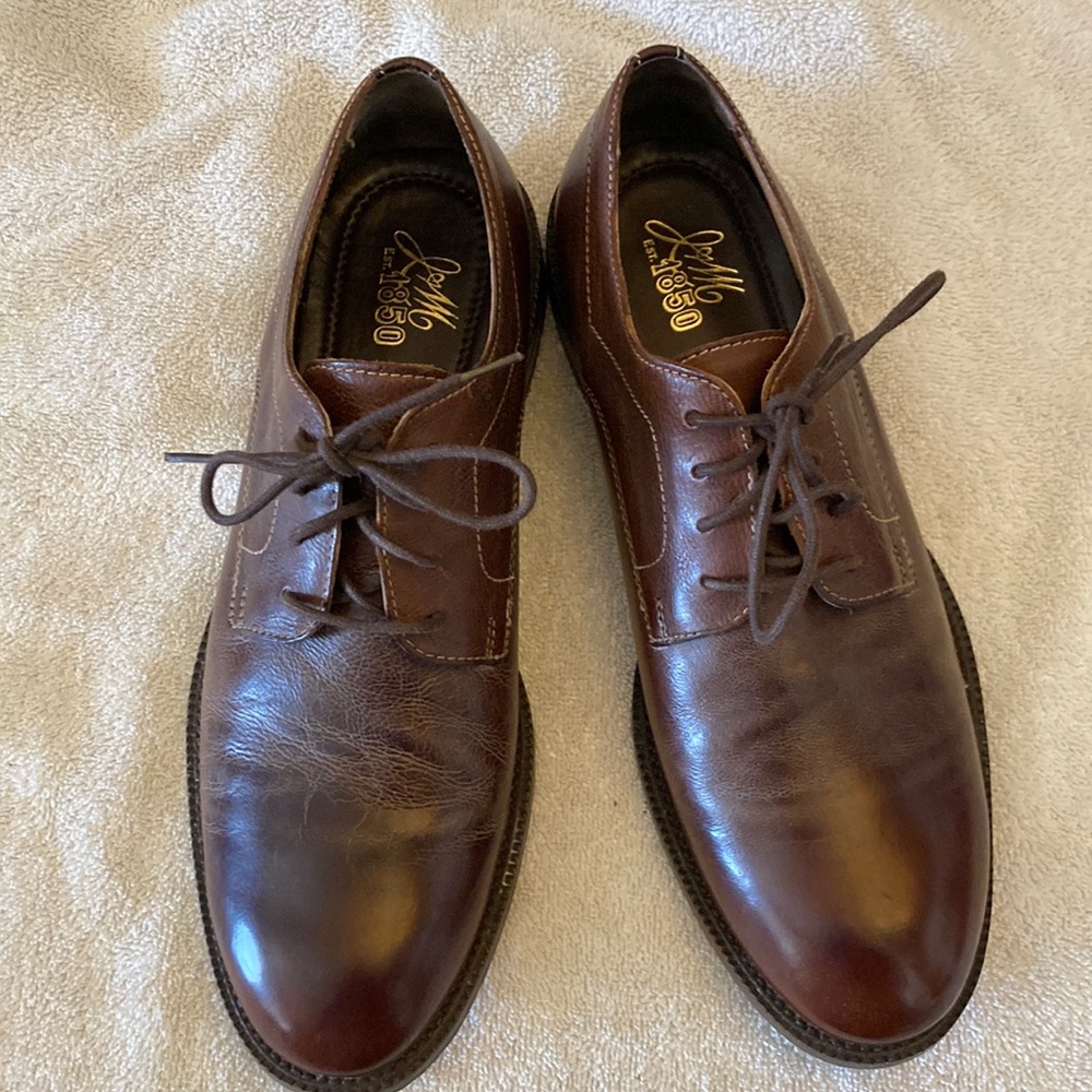 Johnston and Murphy 1850 derby’s brown with red hues. Only worn a few times.